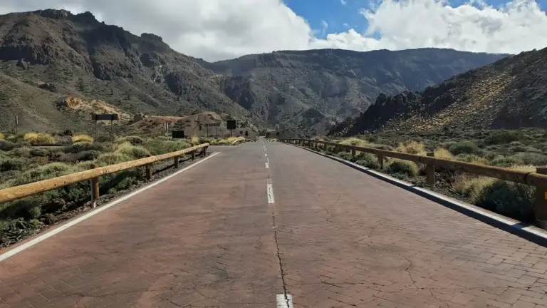 La route qui traverse le parc national du Teide, entre les montagnes