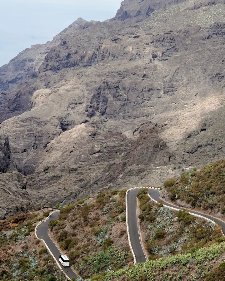 La route en lacets de Masca, avec une voiture dans les virages