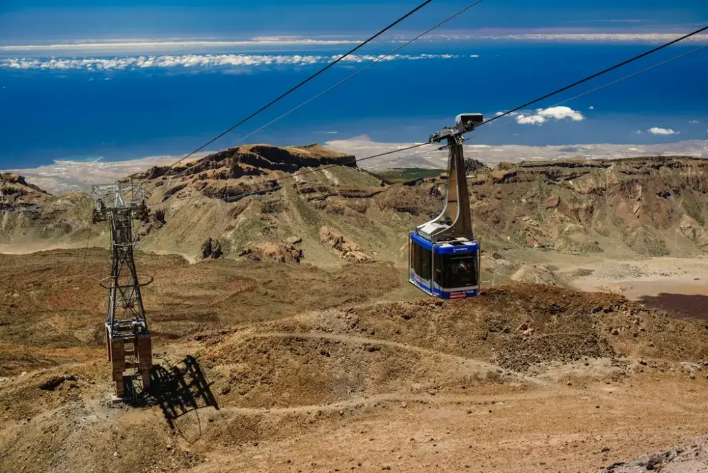 Une cabine du téléphérique du Teide au-dessus du plateau de lave