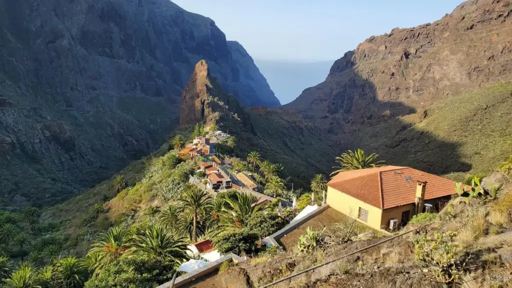 Le village de Masca au fond de son cirque de montagnes