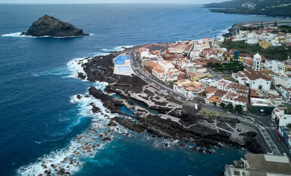 Garachico vu du ciel, sa côte de lave et le rocher au large
