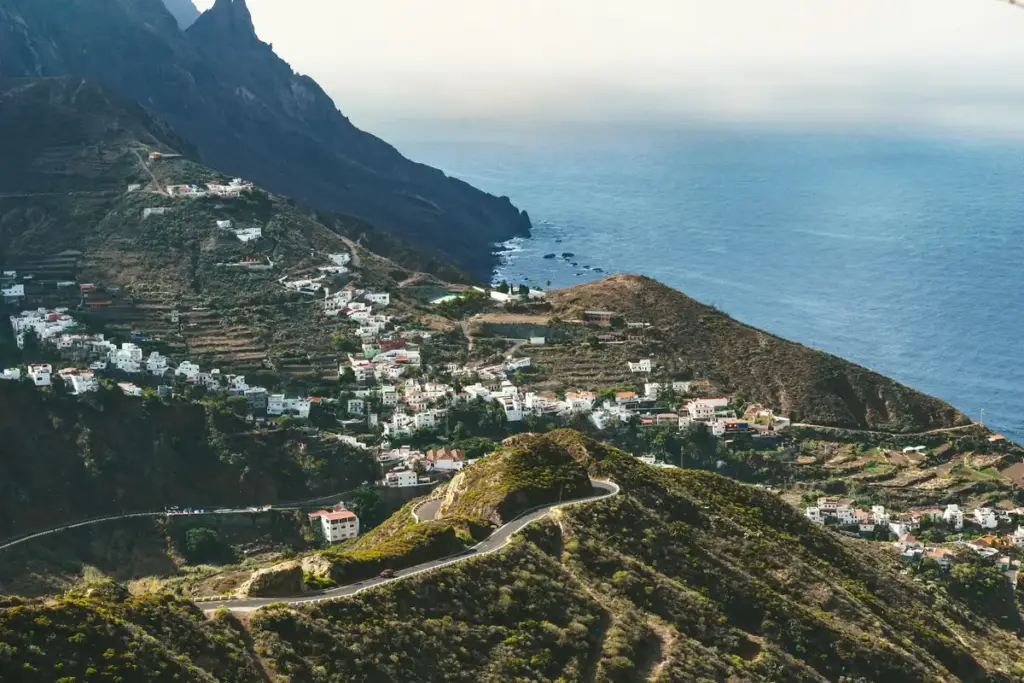 Un village de la côte nord de Tenerife accroché à la montagne, au-dessus de l'océan