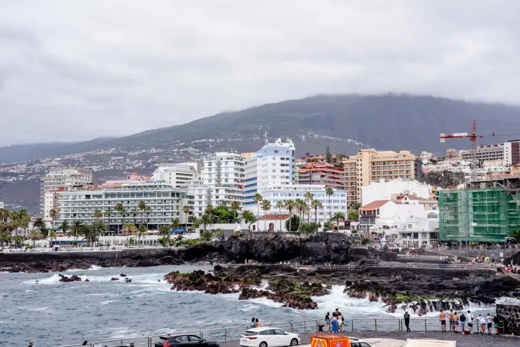 Le front de mer de Puerto de la Cruz, la côte de lave noire et la ville au pied des montagnes