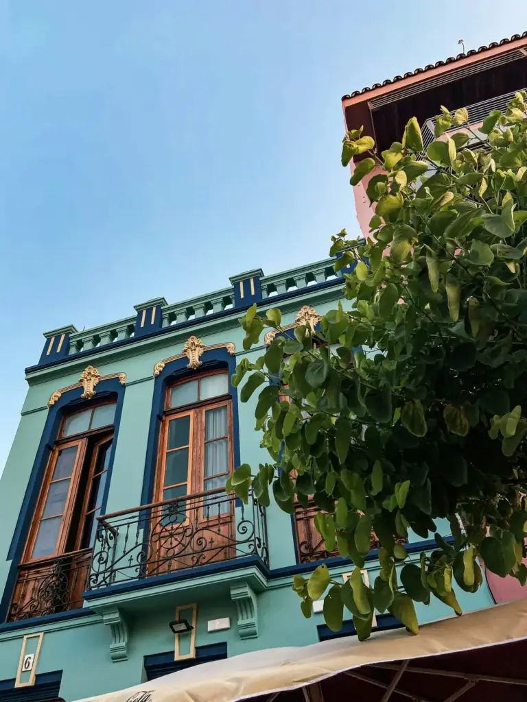Une façade colorée à balcon de bois dans le centre historique de La Laguna