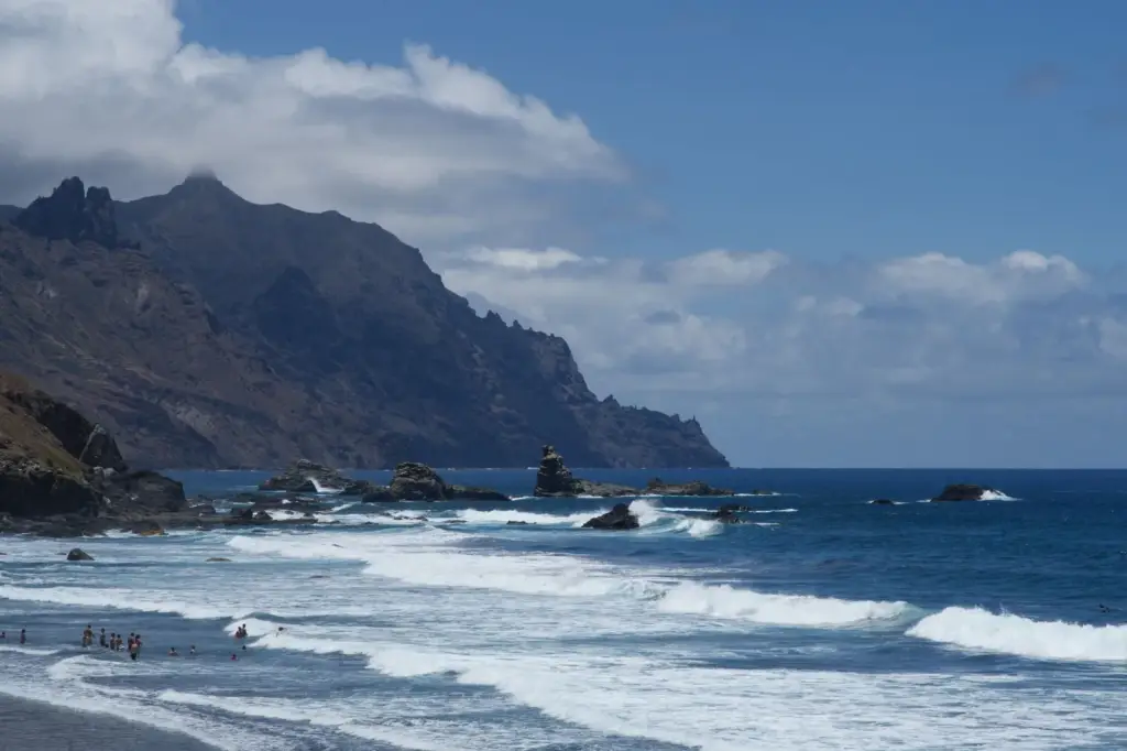 La plage de Benijo et les montagnes de l'Anaga
