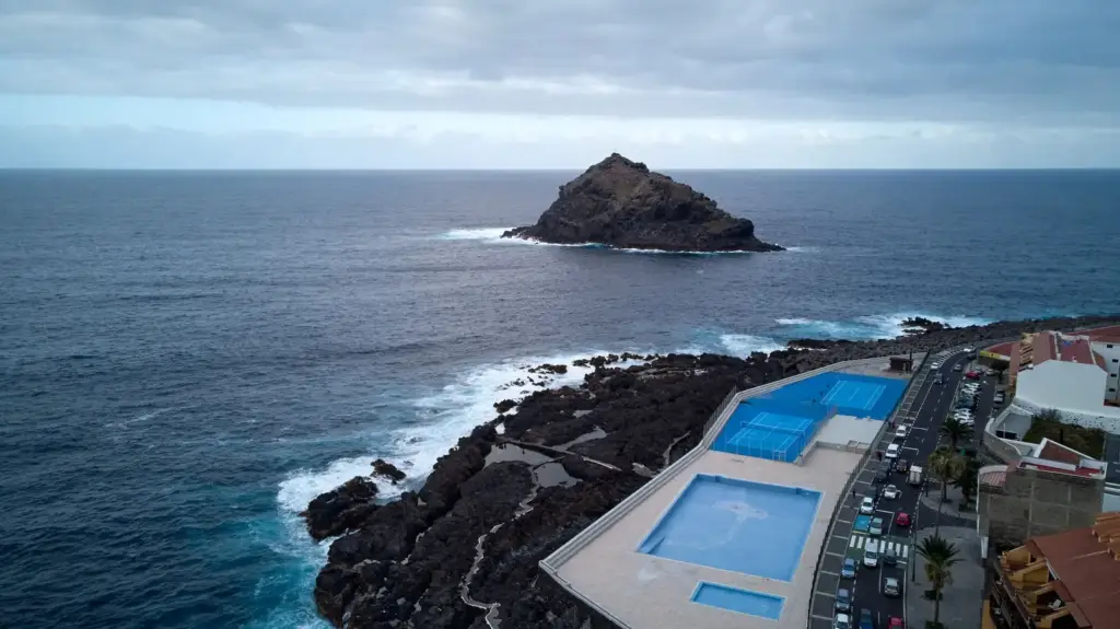 Garachico vu du ciel, avec ses bassins au bord de l'océan et le rocher au large