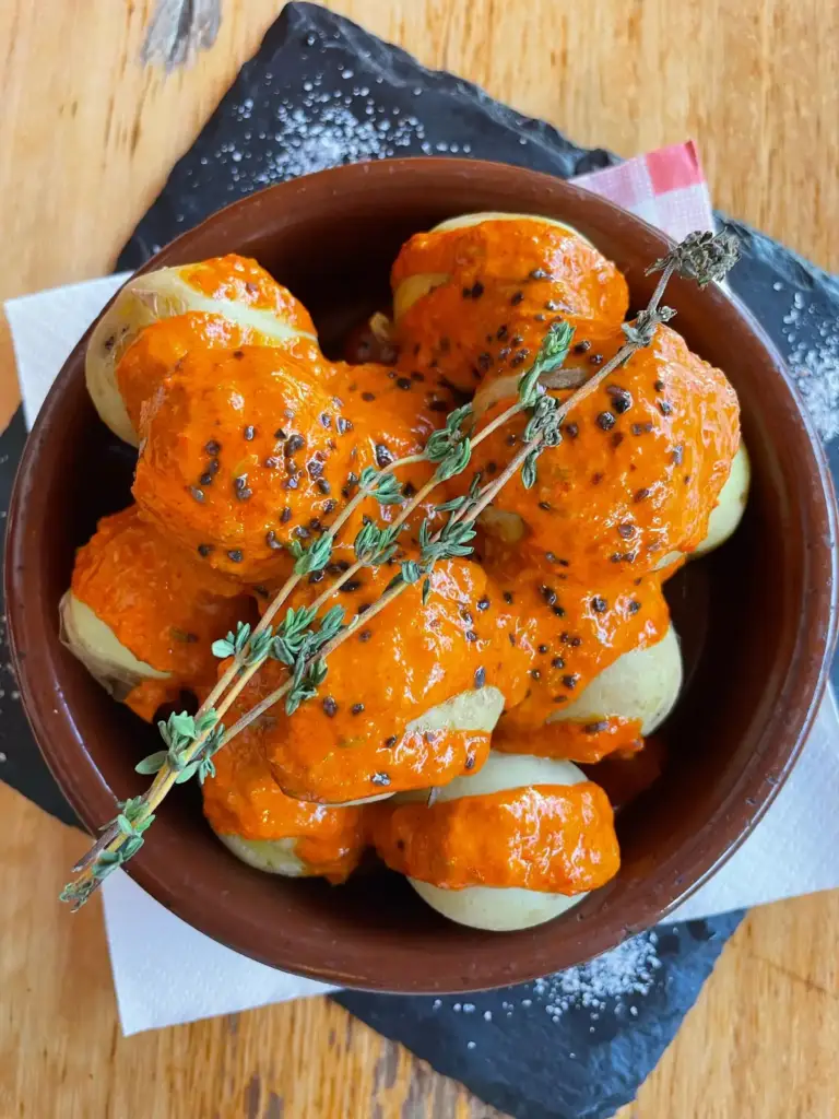 Des papas arrugadas nappées de mojo rouge