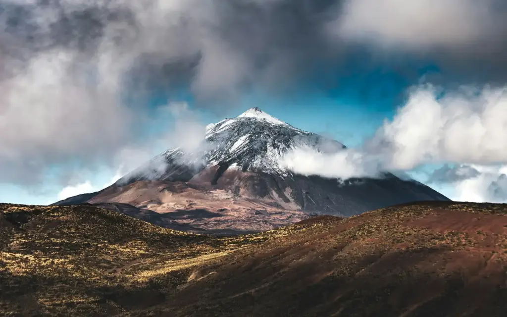 Le Teide enneigé au-dessus du plateau volcanique