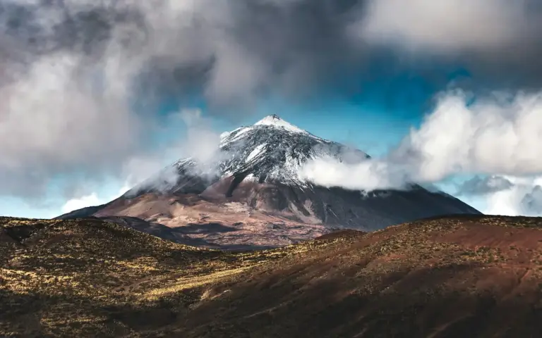 Le Teide enneigé au-dessus du plateau volcanique