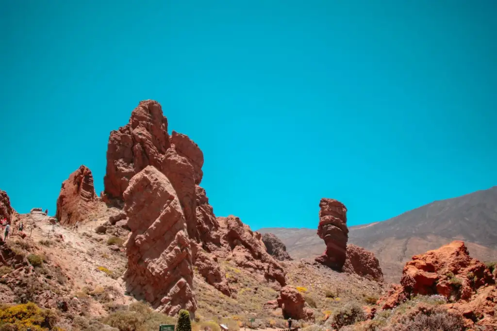 Les Roques de García sous un ciel bleu