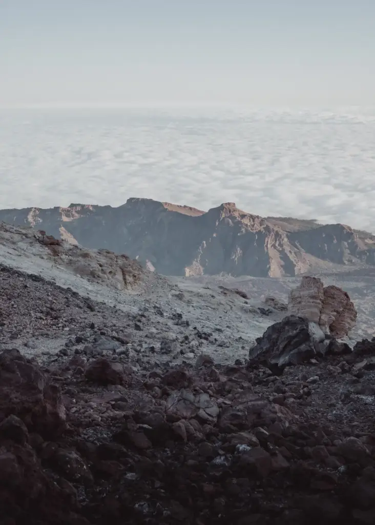 Des rochers volcaniques au-dessus de la mer de nuages, sur les pentes du Teide